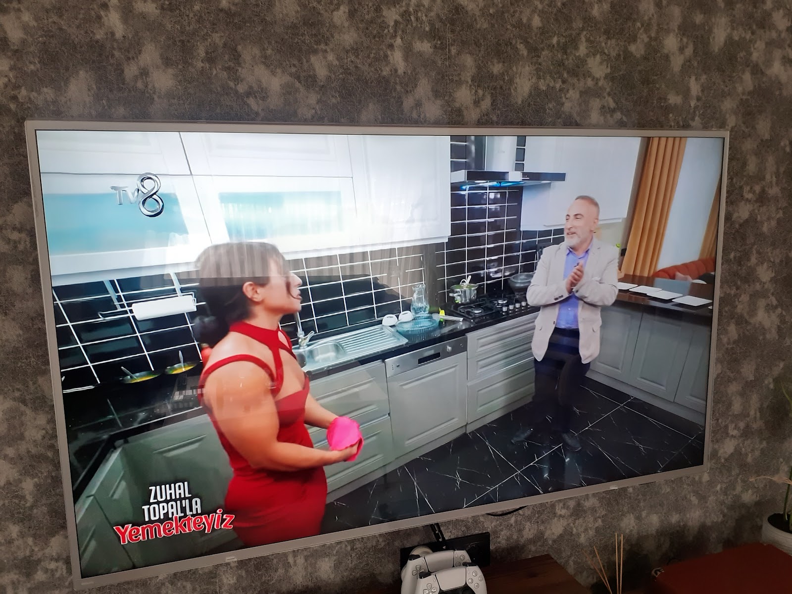 Mutfak programı izlenen onarılmış televizyon