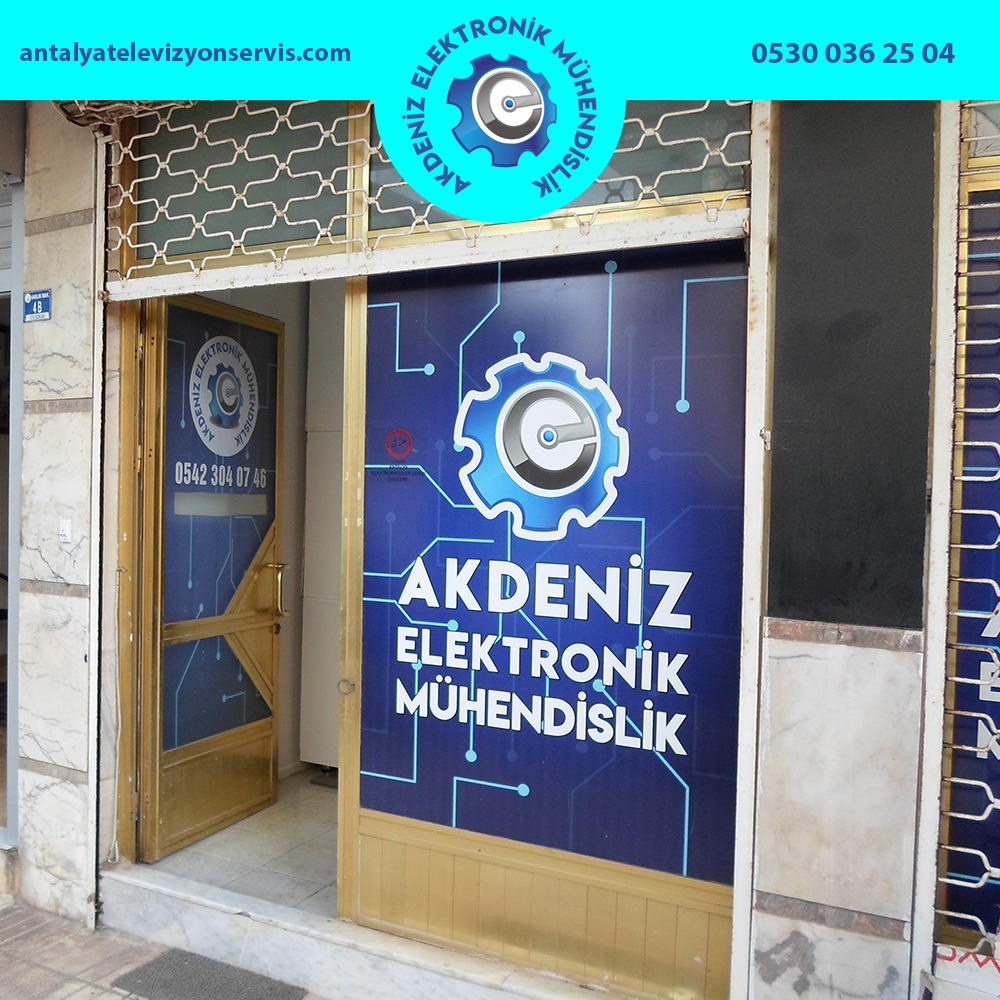 Akdeniz Elektronik Mühendislik'in devre kartı desenli lacivert vitrin kapısı