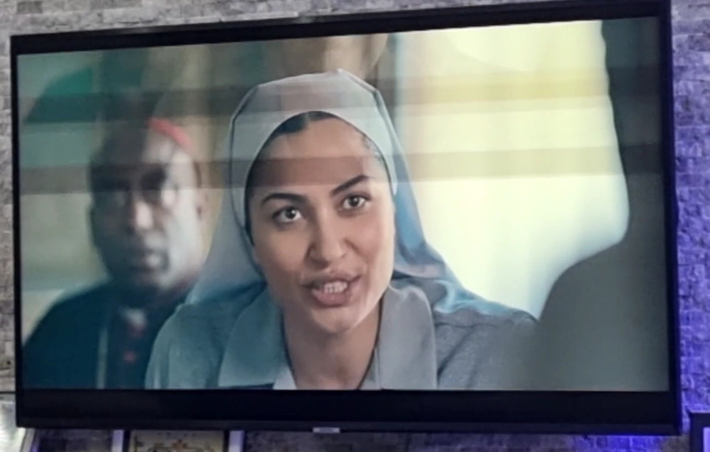 Duvara monte edilmiş, sorunsuz çalışan televizyon