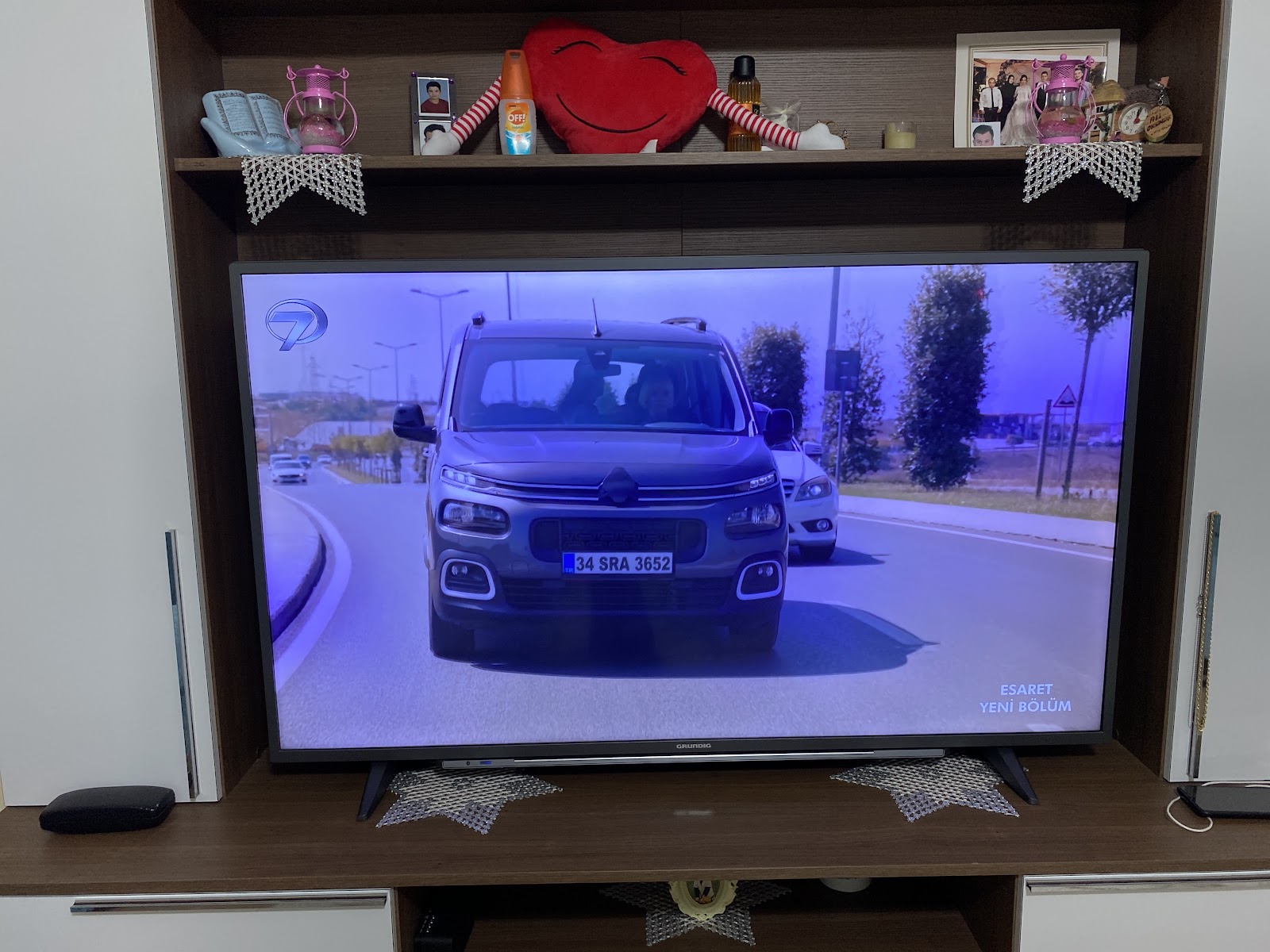 Tamir sonrası salonda çalışan televizyon