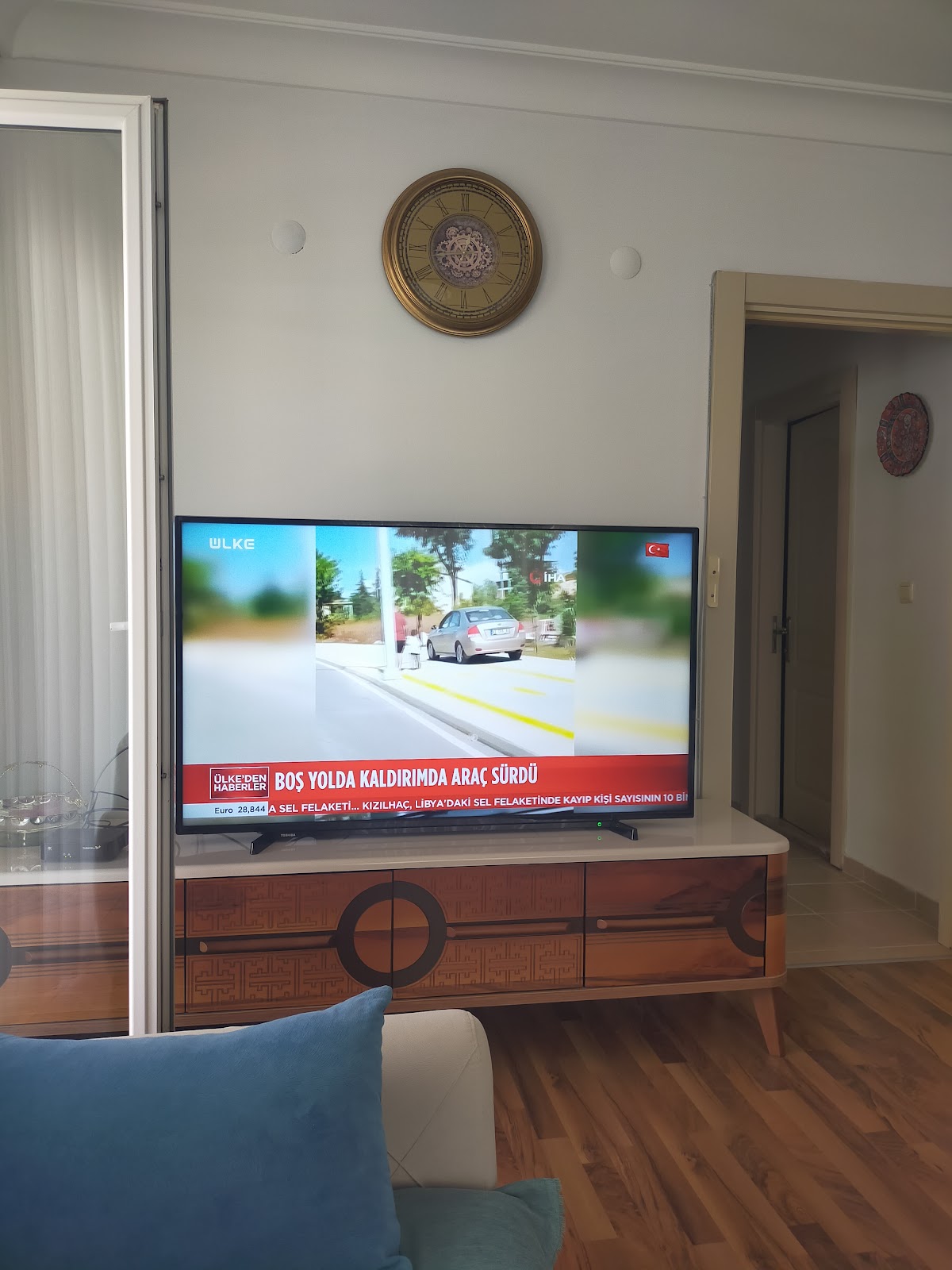 Oturma odasında tamir sonrası yayın izlenen televizyon