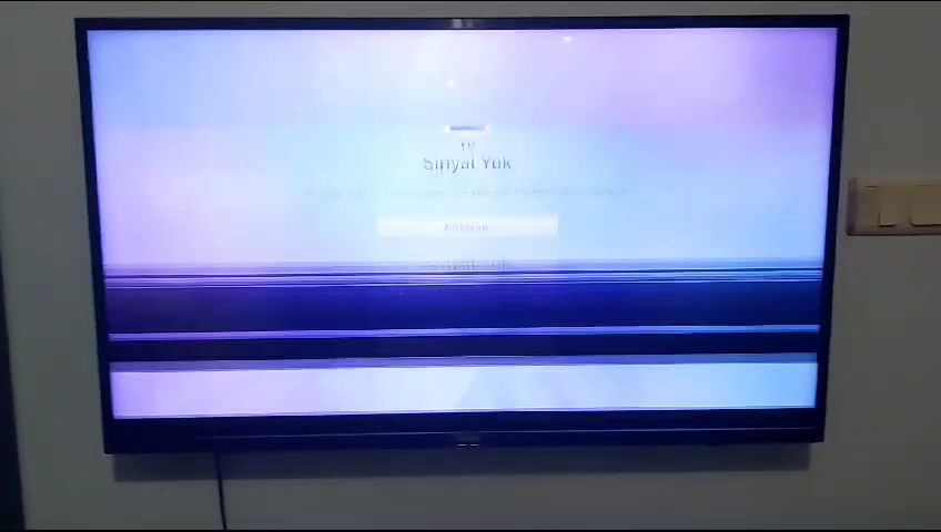 Ekranında bant şeklinde görüntü arızası olan bir televizyon